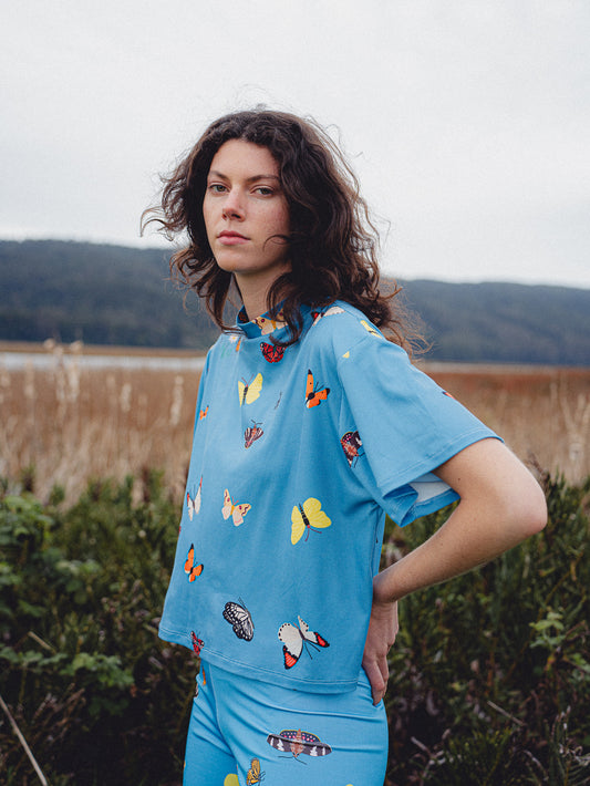 POLERA TORTUGA MARIPOSAS CELESTE