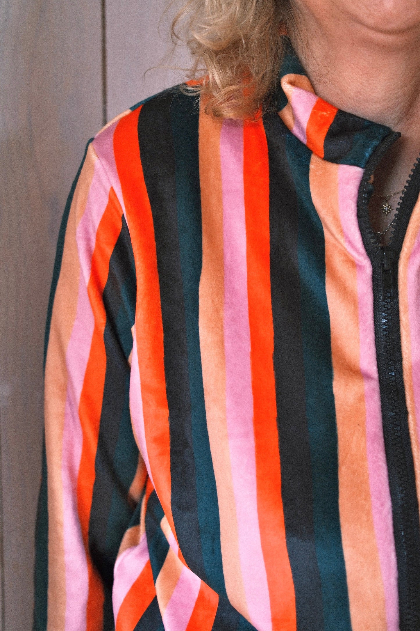 POLERÓN VELVET CIERRE RAYAS ROSA NARANJA