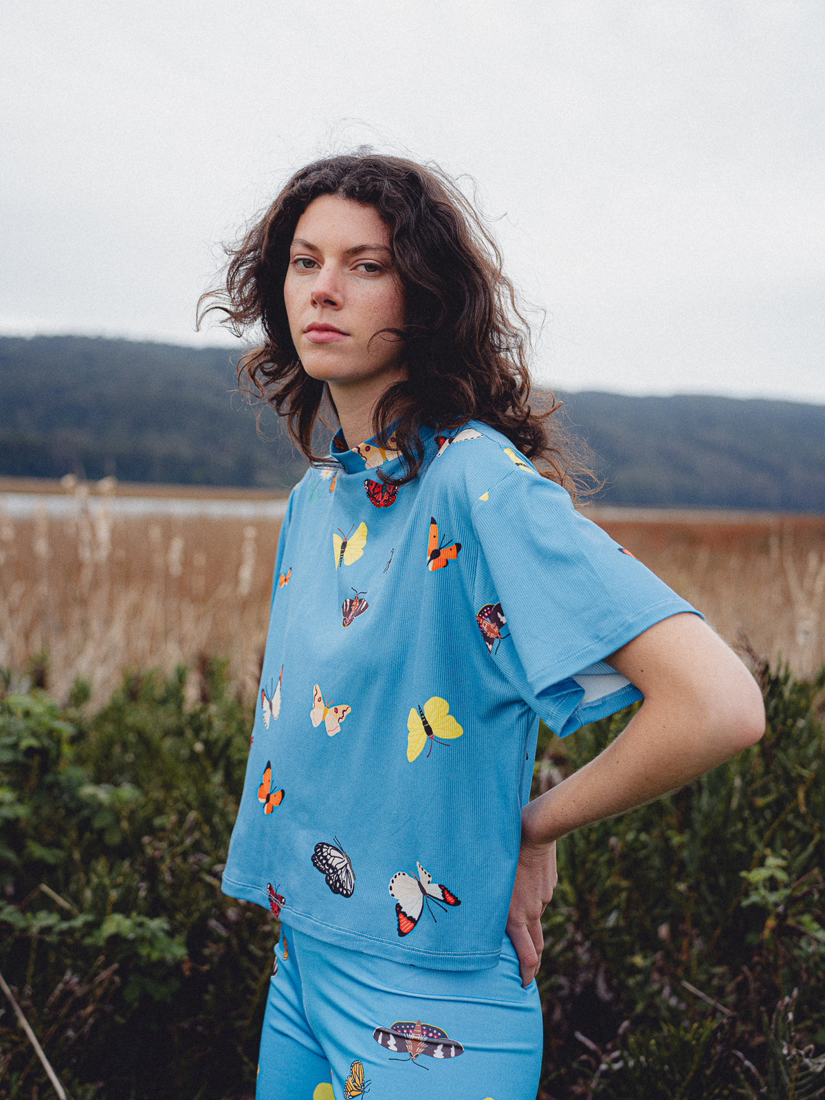 POLERA TORTUGA MARIPOSAS CELESTE