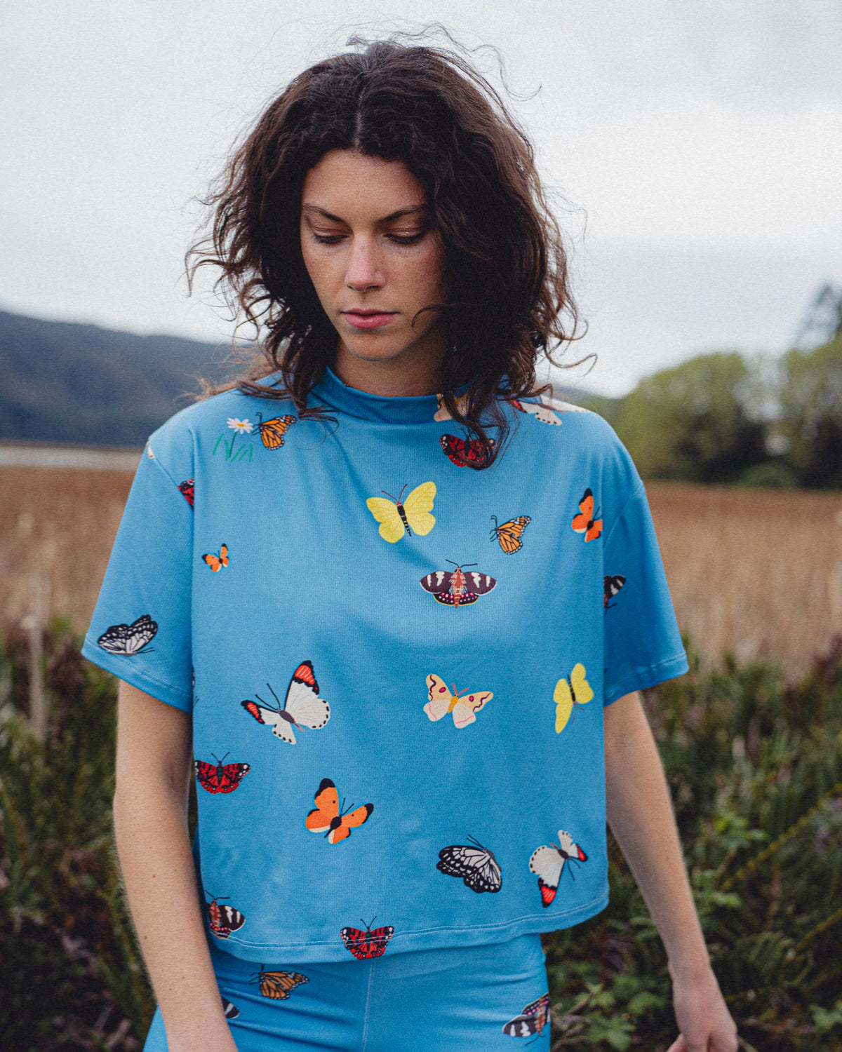 POLERA TORTUGA MARIPOSAS CELESTE