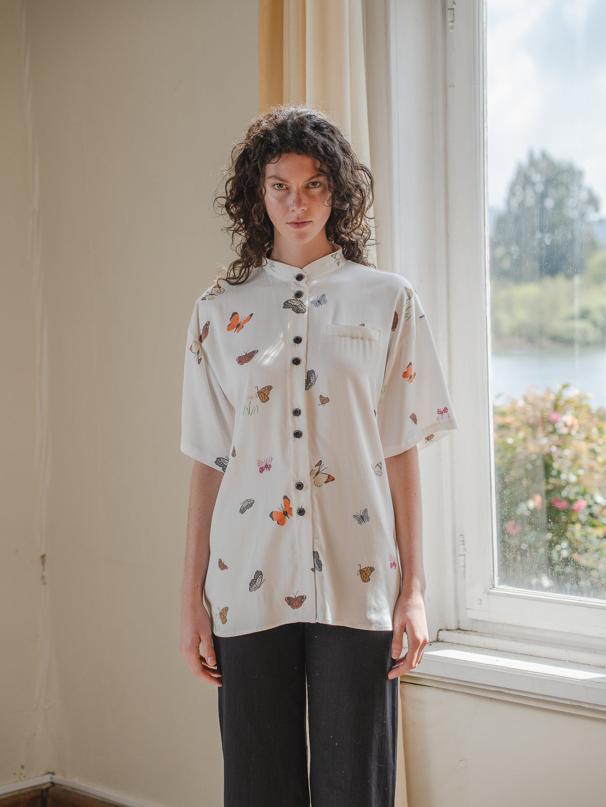 CAMISA GLOBO MAO MARIPOSAS CRUDO
