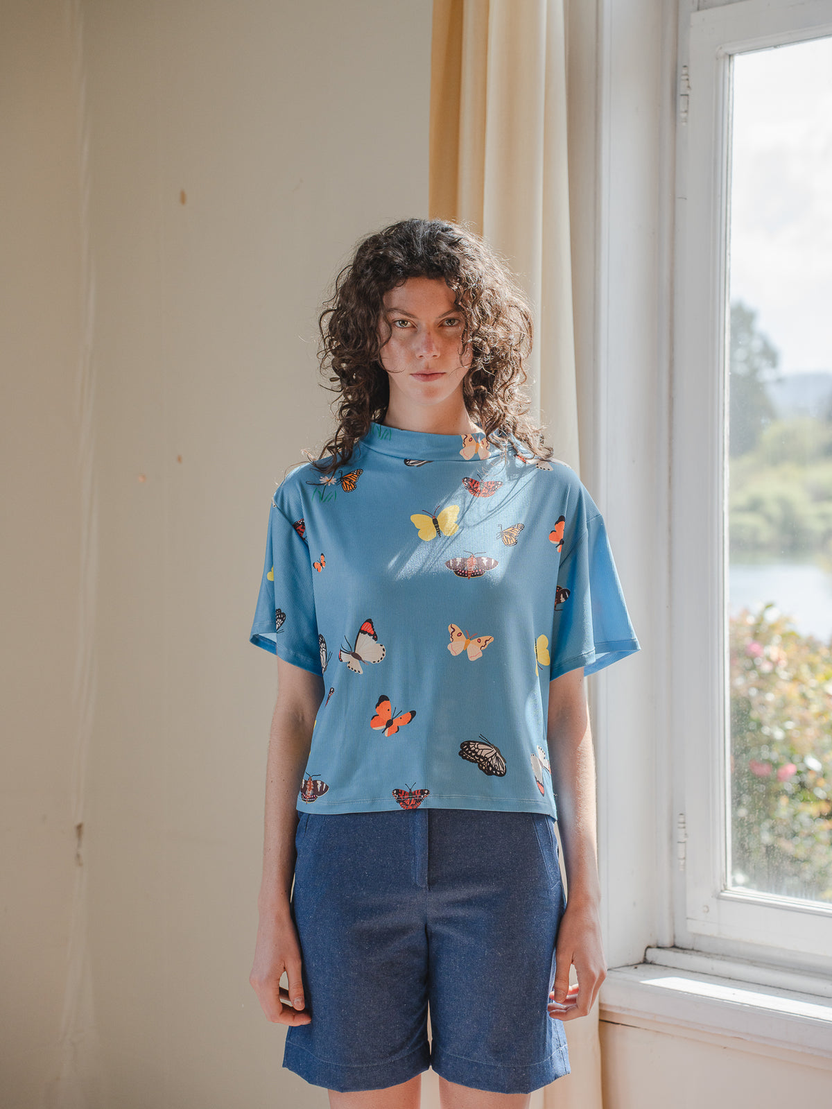 POLERA TORTUGA MARIPOSAS CELESTE